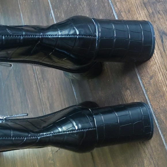 Charles by Charles David Black Crocodile Embossed Teigan Boots - 8.5 - Picture 4 of 8